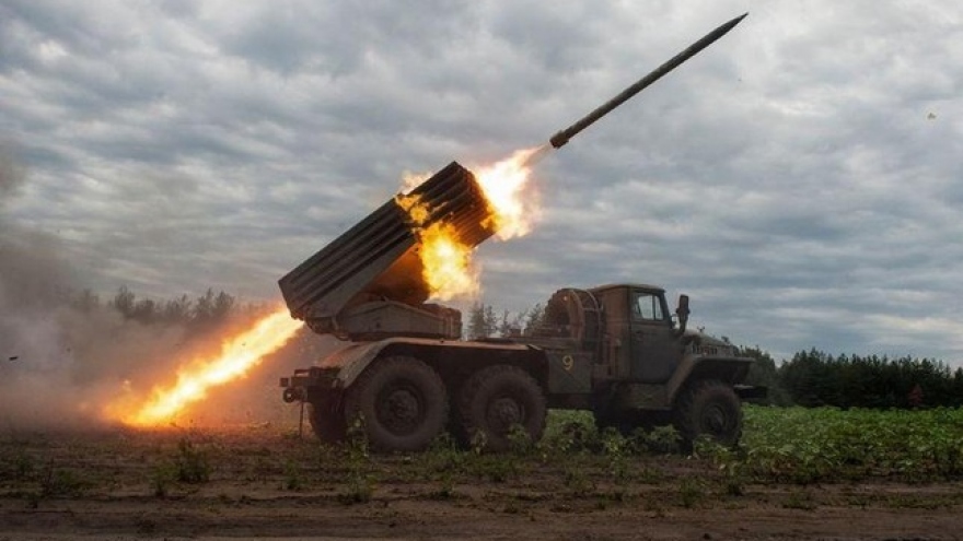 Pháo phản lực phóng loạt Grad của Nga dội hỏa lực bắn hạ pháo binh Ukraine