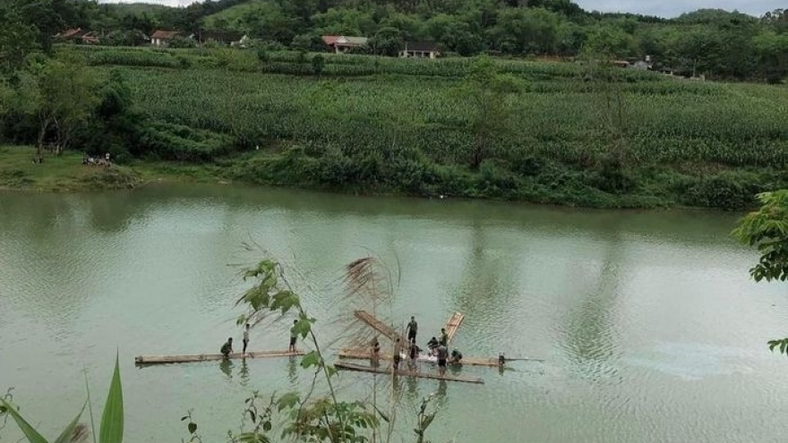 Ô tô mất lái, lao xuống sông Kỳ Cùng