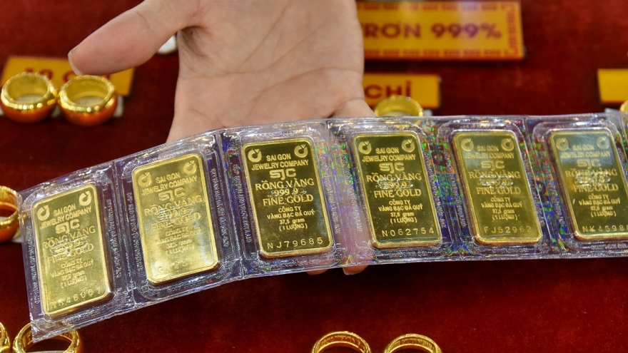Giá vàng thế giới tăng mạnh, thu hẹp khoảng cách với giá vàng trong nước