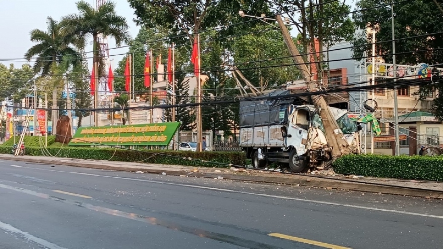Xe tải húc đổ cột điện, hơn 8.600 hộ dân Đồng Nai mất điện