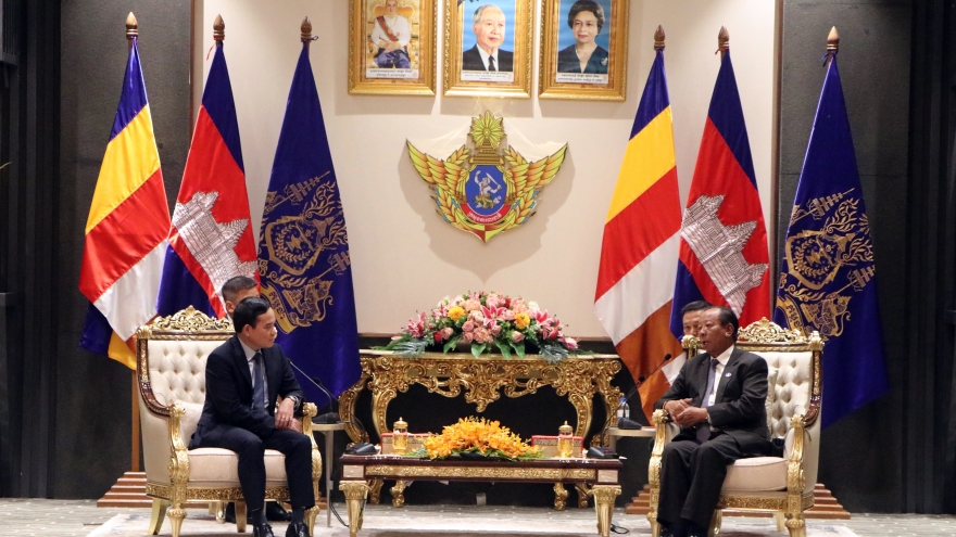 Phó Thủ tướng Campuchia Tea Banh tiếp Phó Thủ tướng Trần Lưu Quang