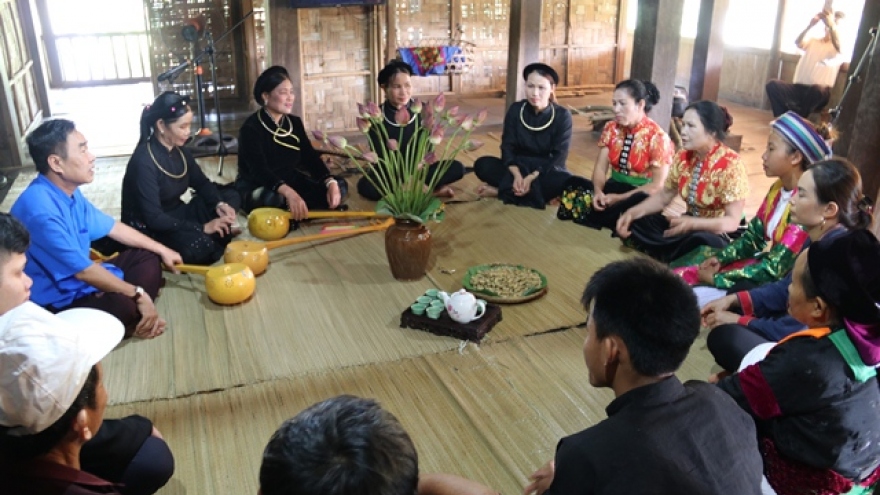 Người Tà Ôi kể chuyện “Đặt tên họ Hồ” tại Hà Nội
