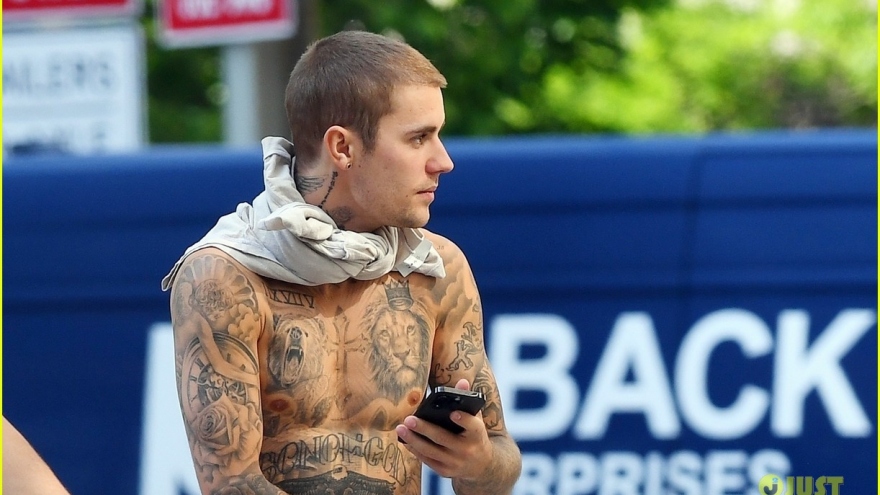 Justin Bieber cởi áo, khoe loạt hình xăm "khủng" khi đi chơi cùng vợ