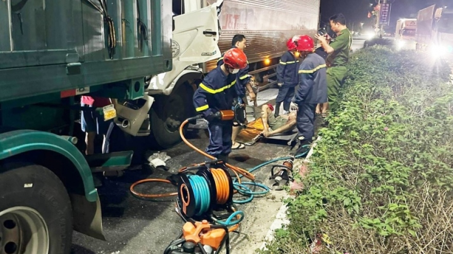 Giải cứu tài xế xe tải mắc kẹt trong cabin bẹp dúm