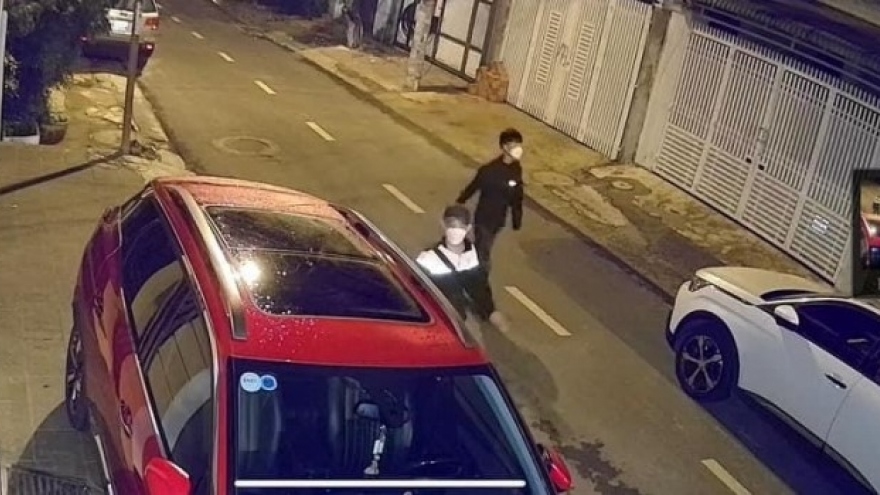Truy bắt nhóm trộm đập cửa kính ô tô lấy tài sản