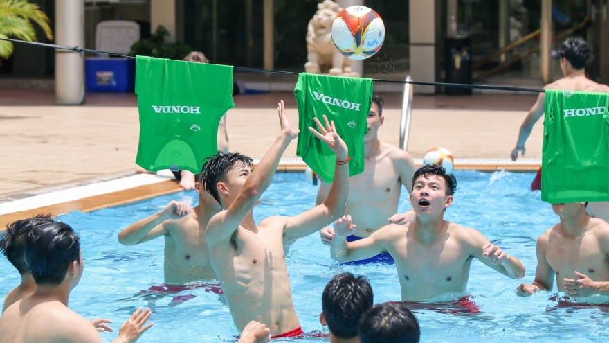 U22 Việt Nam hứng khởi thư giãn bên bể bơi trước trận gặp Malaysia