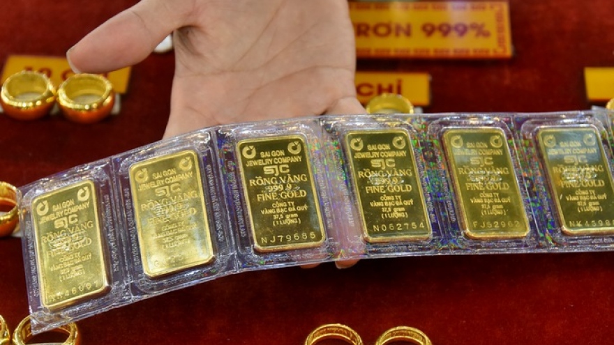 Giá vàng trong nước đi ngang, cao hơn giá thế giới 9,89 triệu đồng/lượng