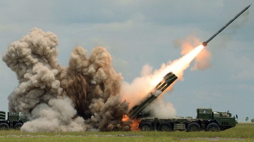 Cận cảnh "cơn lốc lửa" Tornado-S của Nga nã pháo vào mục tiêu trên chiến trường