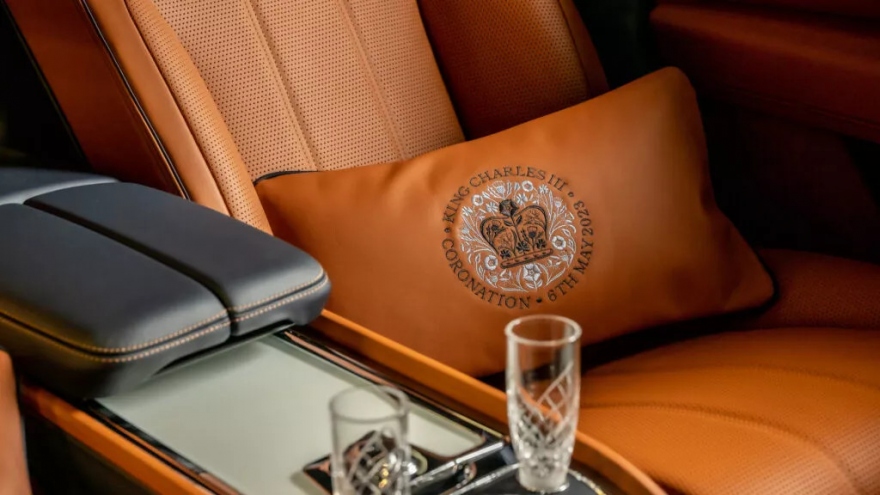 Bentley ra mắt bộ sưu tập đệm tựa lưng ô tô kỷ niệm Lễ đăng quang của Vua Charles III