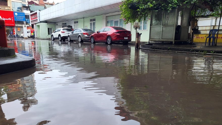 Nhiều tuyến phố ở Hà Nội lại ngập sau cơn mưa lớn đầu mùa
