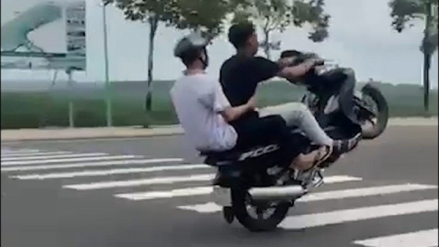 Xử phạt 2 học sinh ở Bình Phước chạy xe máy bốc đầu rồi khoe lên facebook