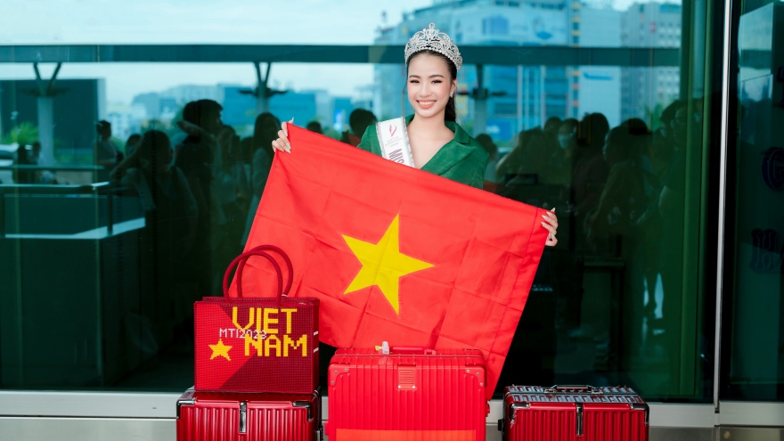 Đại diện Việt Nam mang hơn 200 kg hành lý lên đường dự thi Miss Teen International