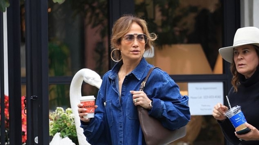 Jennifer Lopez gây ấn tượng với bộ váy jean dài "kén" người mặc