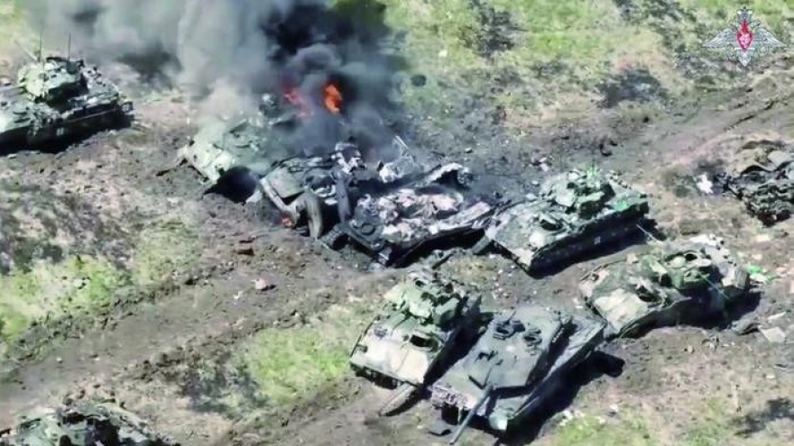 Trực thăng Nga phóng tên lửa bắn cháy đoàn xe bọc thép của Ukraine