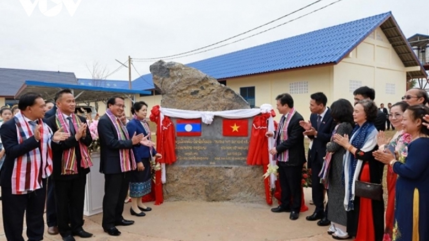 Việt Nam giúp Lào phát triển nguồn nhân lực