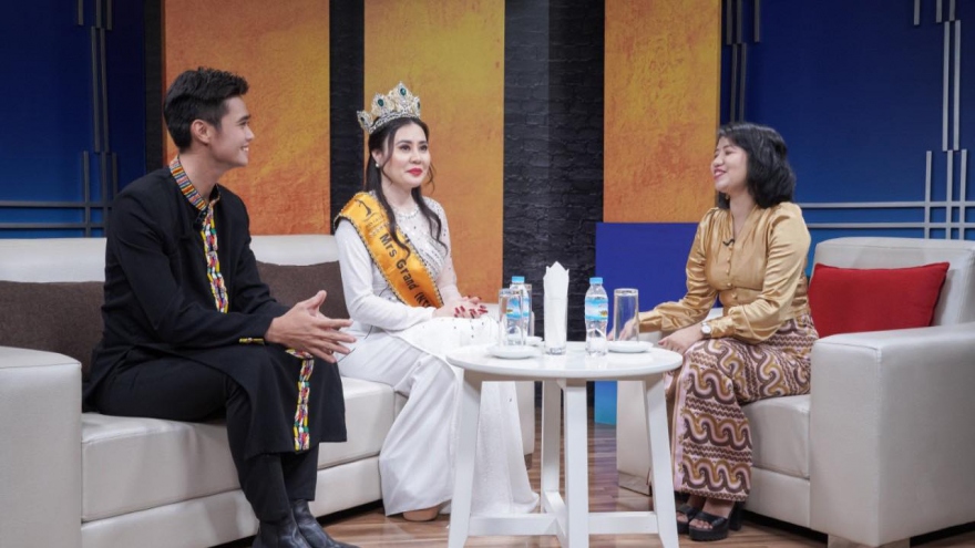 Hoa hậu Quý bà Phan Kim Oanh giao lưu và trình diễn áo dài tại Myanmar