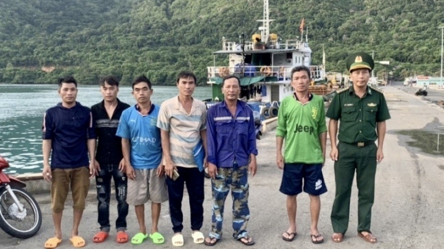 Cứu 6 ngư dân trên tàu cá Bình Định bị nạn trên biển Côn Đảo