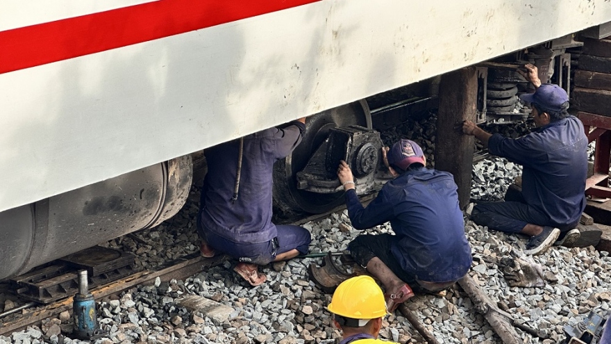 Tuyến đường sắt ở Bình Thuận lưu thông trở lại sau vụ tàu SE2 trật bánh