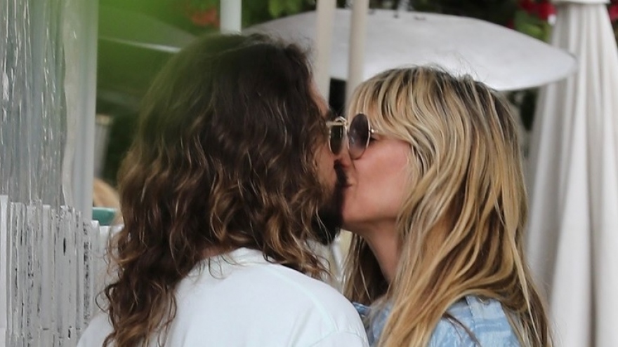 Siêu mẫu Heidi Klum và chồng trẻ hôn nhau ngọt ngào trên phố