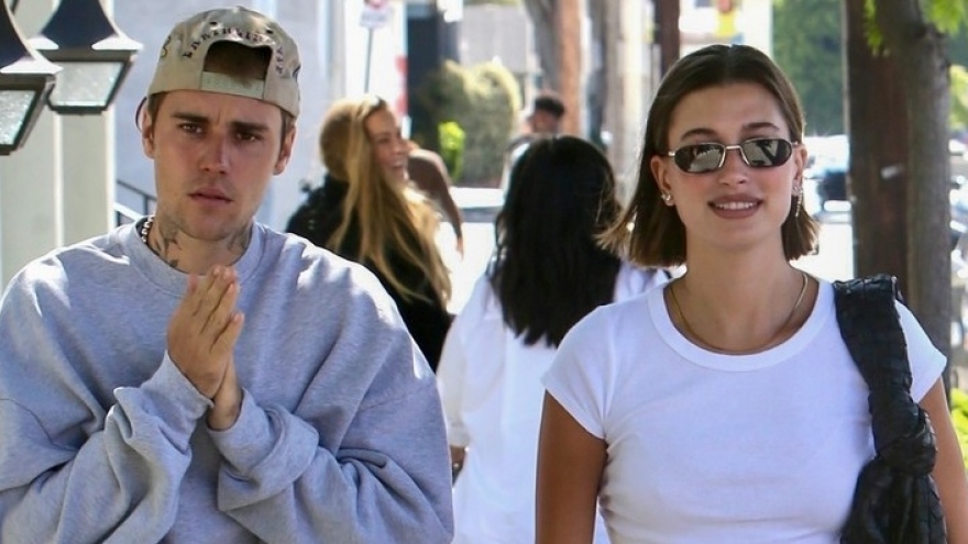 Justin Bieber mặc đồ xuề xòa đi ăn sáng cùng vợ vào cuối tuần