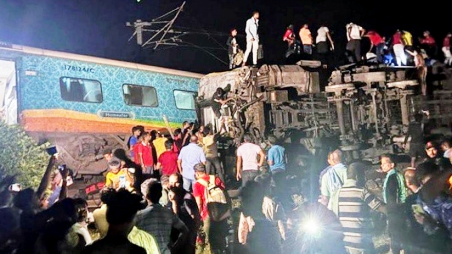 Tai nạn đường sắt liên hoàn tại Ấn Độ, gần 700 người thương vong