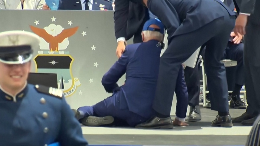 Tổng thống Mỹ Biden vấp ngã trên sân khấu