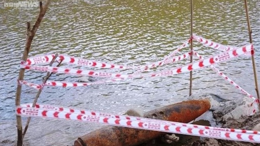 Nước hồ thuỷ lợi xuống thấp, phát lộ quả bom hơn 200kg ở Thừa Thiên - Huế