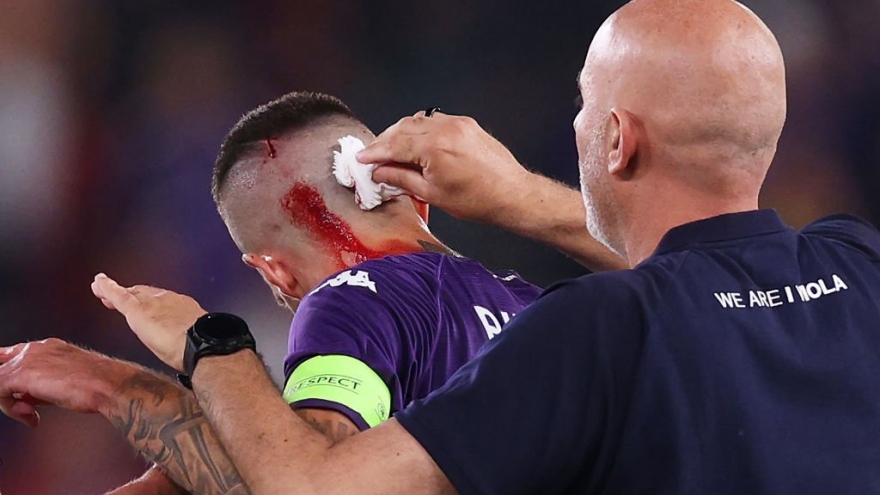 Cầu thủ Fiorentina đổ máu đầm đìa vì hành động xấu xí của CĐV West Ham