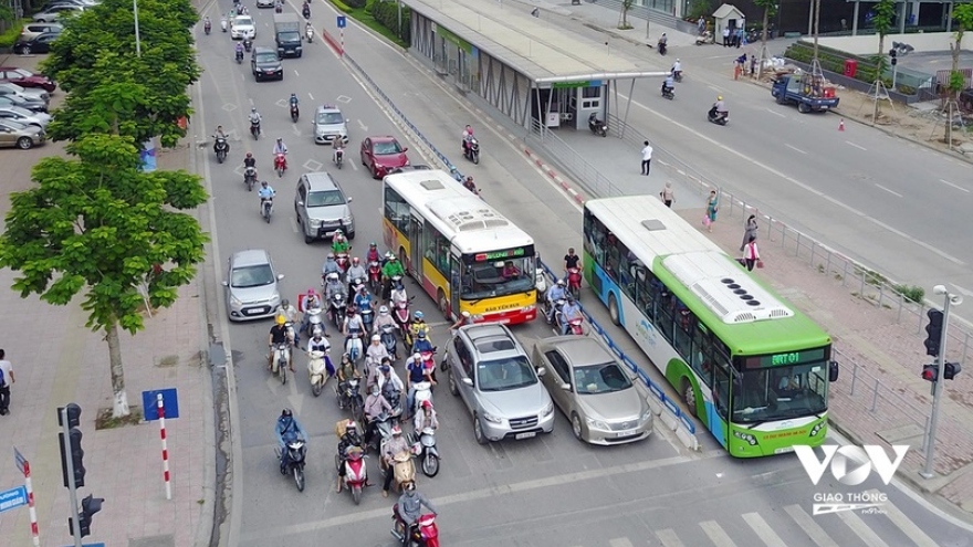 Năm 2030, Hà Nội hạn chế xe máy, lộ trình nào cho vận tải khách công cộng?