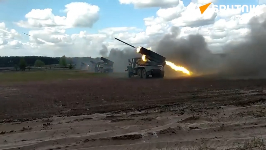 Pháo phản lực Grad của Nga liên tiếp bắn đạn về phía đoàn xe chở đạn dược Ukraine