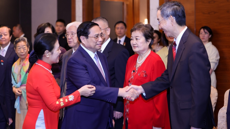 Các nhân sĩ hữu nghị Trung Quốc xúc động khi gặp Thủ tướng Phạm Minh Chính
