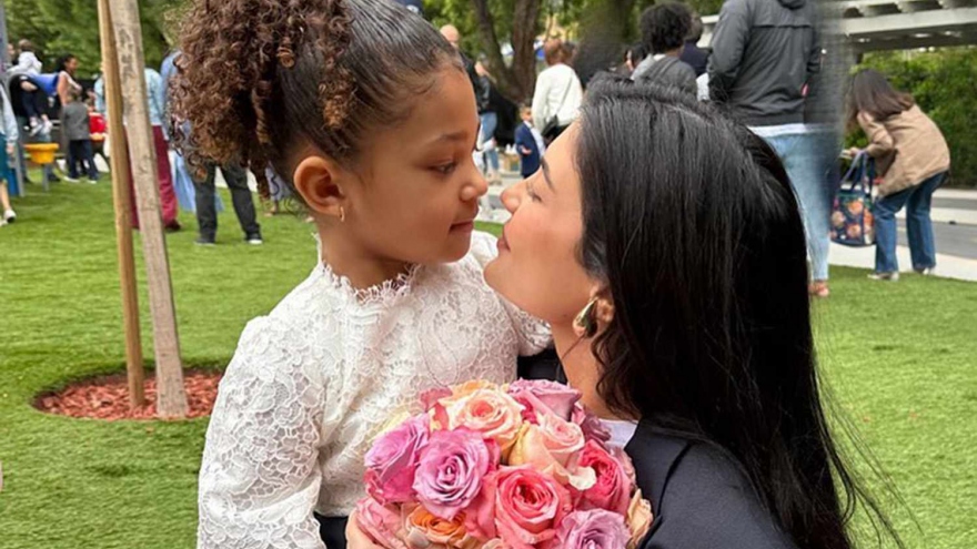 Kylie Jenner hạnh phúc bên con gái nhỏ ngày tốt nghiệp trường mẫu giáo
