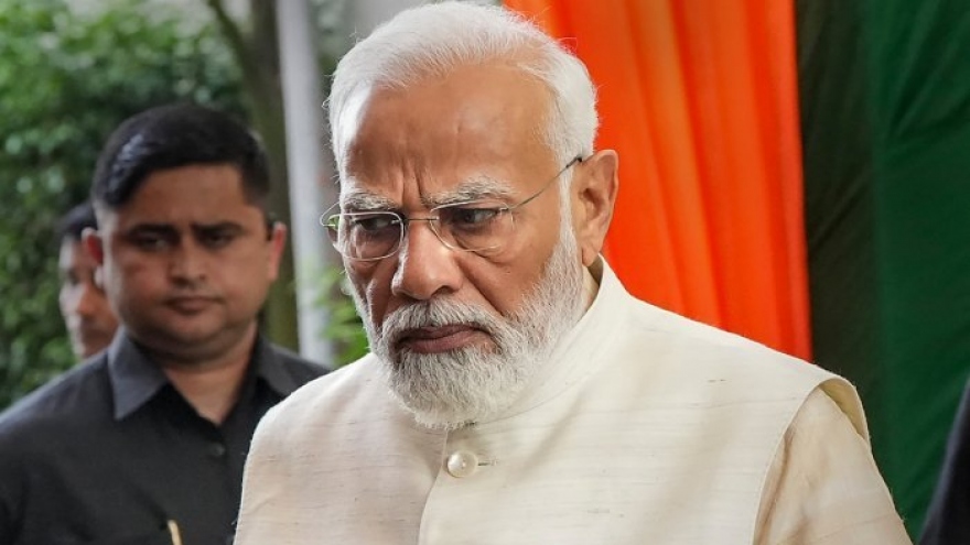 Thủ tướng Ấn Độ Modi thị sát hiện trường vụ tai nạn đường sắt