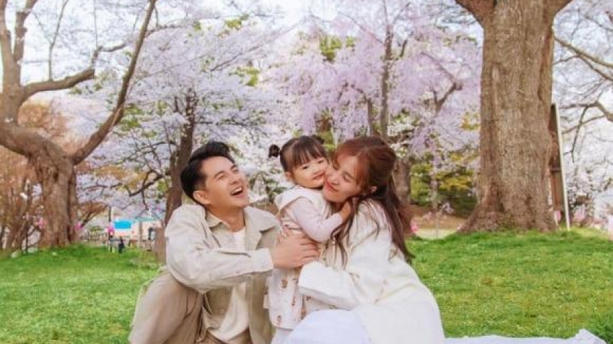 Gia đình Đông Nhi - Ông Cao Thắng "hẹn hò" lãng mạn tại Nhật Bản