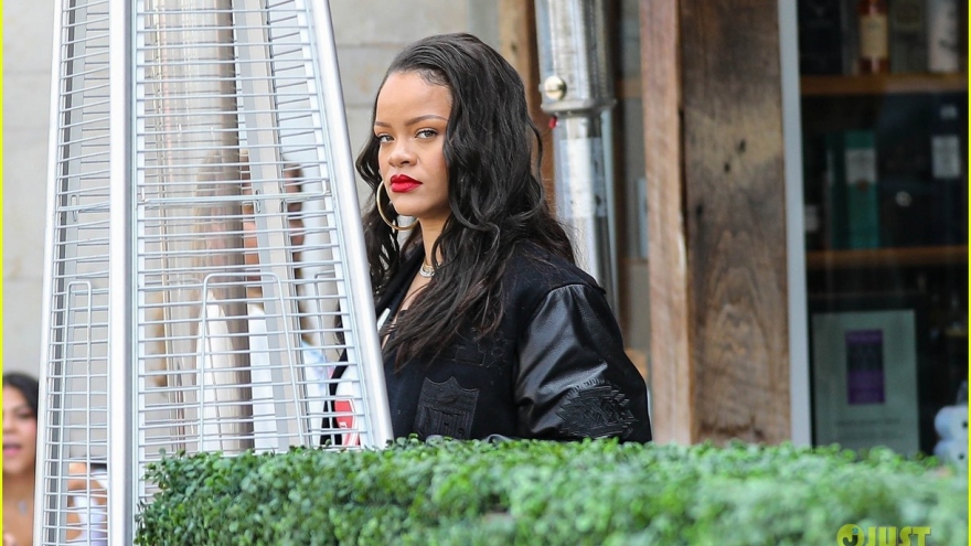 "Mẹ bầu" Rihanna trang điểm đậm đi ăn trưa cùng bạn trai rapper