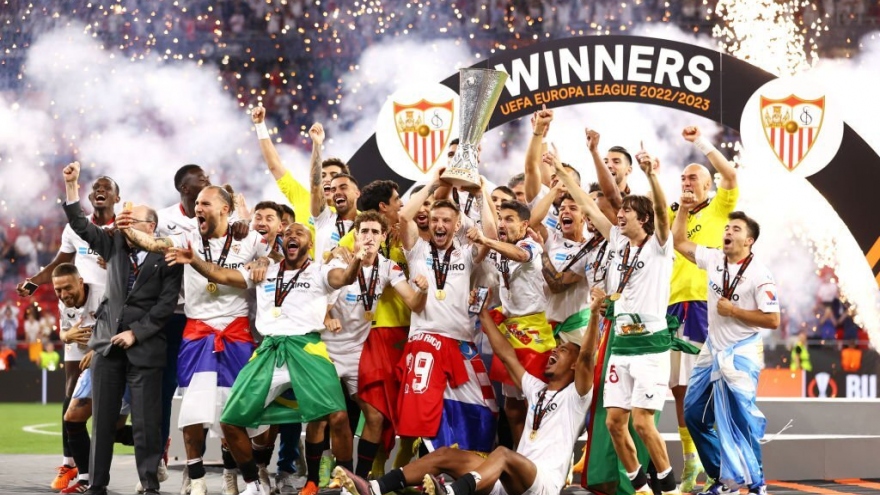 Khoảnh khắc Sevilla nâng cao chức vô địch Europa League lần thứ 7 trong lịch sử
