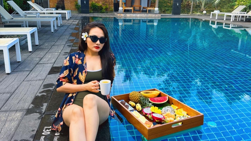 "Mẹ 2 con" Bảo Thanh diện bikini khoe sắc vóc nuột nà bên bể bơi