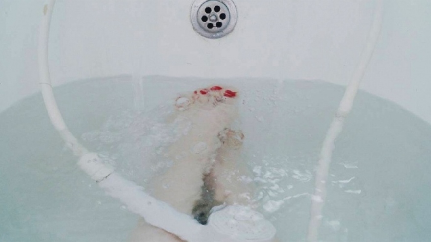 Bình nóng lạnh rò điện làm một phụ nữ đang tắm tử vong