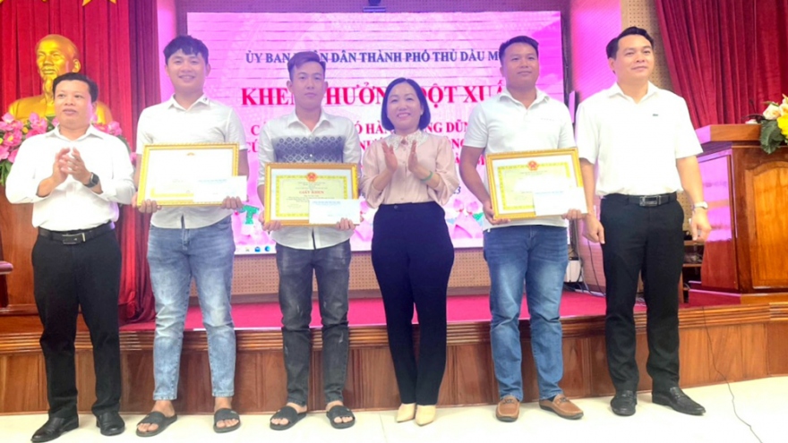 Khen thưởng 3 thanh niên cứu hai mẹ con người nước ngoài đuối nước ở Bình Dương