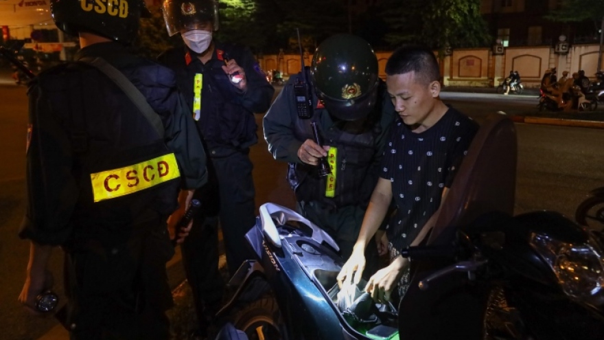 Xuyên đêm theo chân lực lượng cảnh sát cơ động Thủ đô xử lý "quái xế"