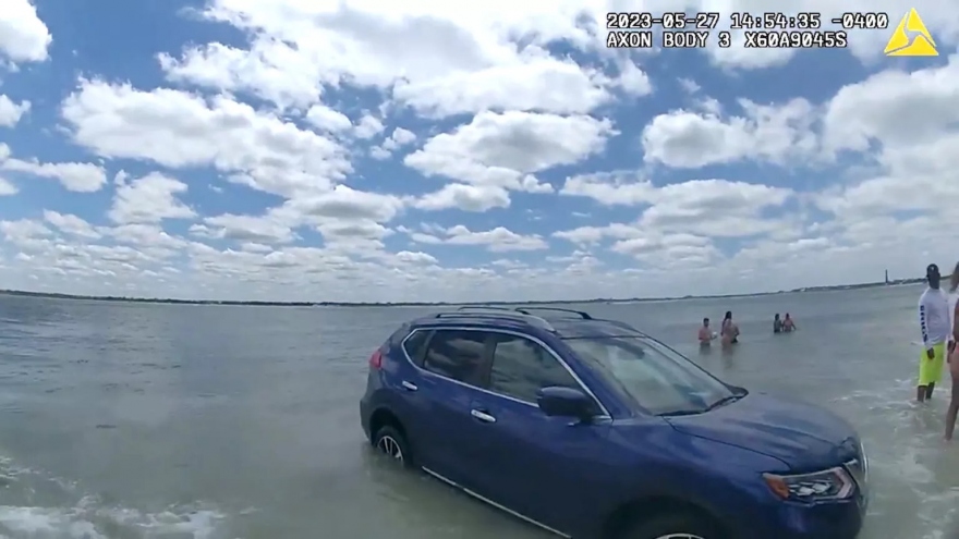 Video người phụ nữ say rượu lái ô tô lao xuống biển
