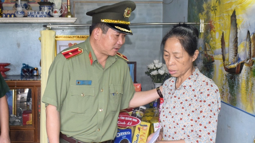 Thiếu tướng Đinh Văn Nơi thăm hỏi gia đình liệt sĩ tại Đắk Lắk