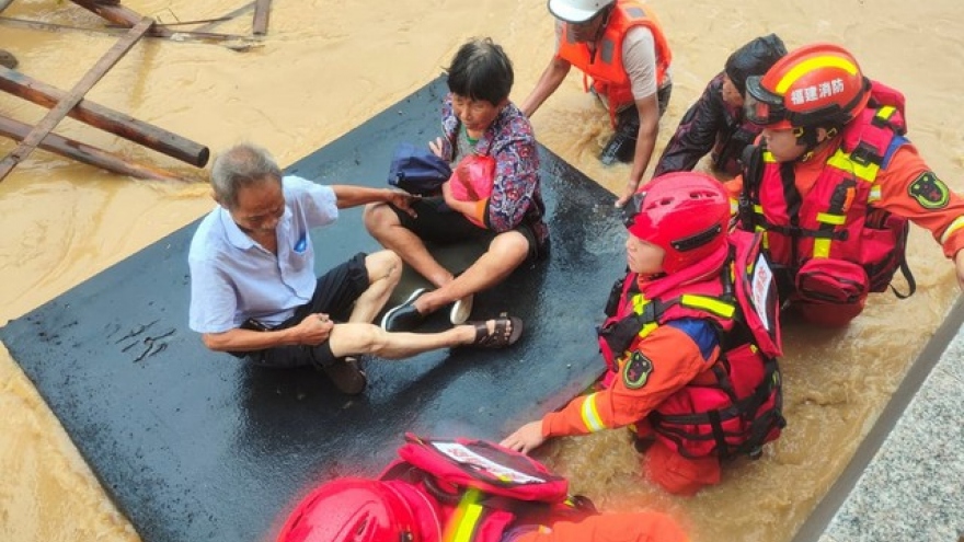 Nước lũ dâng cao ở Phúc Kiến của Trung Quốc do bão Doksuri