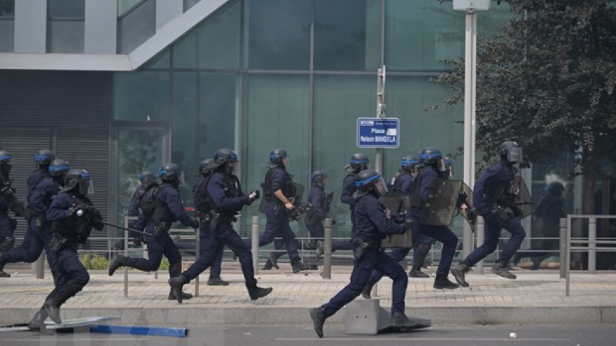 Pháp triển khai dày đặc lực lượng an ninh đối phó bạo động