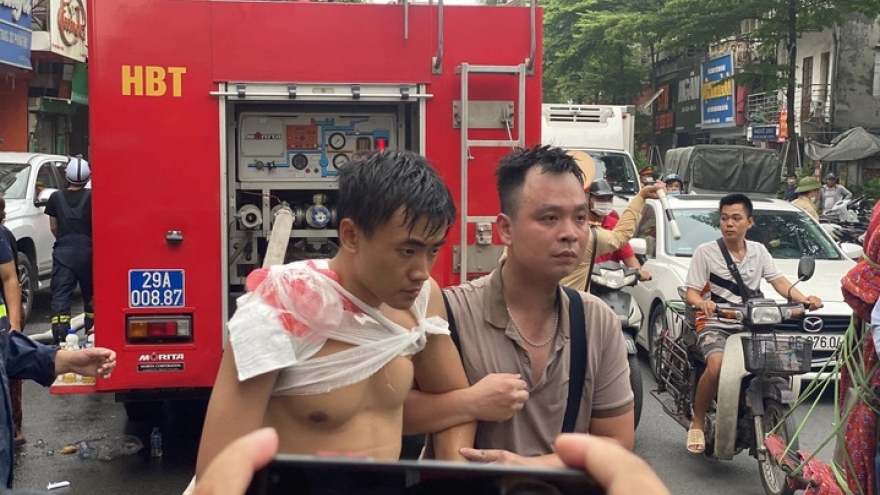 Nhiều cảnh sát PCCC bị thương và kiệt sức khi tham gia chữa cháy ở Thổ Quan