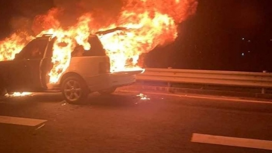 Xe Ranger Rover bốc cháy trên cao tốc, ba người thoát nạn