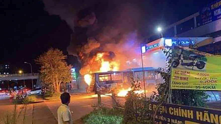 Xe buýt bùng cháy ngùn ngụt trong cây xăng ở Hà Nội