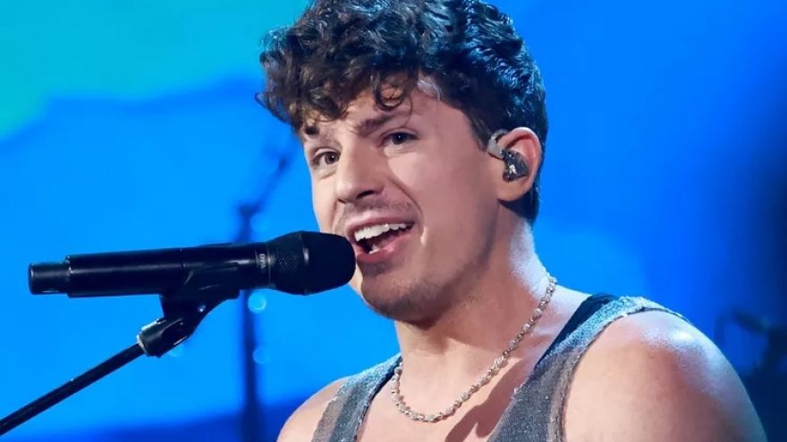 Charlie Puth kêu gọi khán giả ngừng ném đồ vào nghệ sĩ biểu diễn