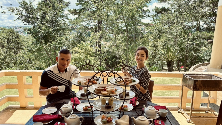 Khoảnh khắc Jennifer Phạm thưởng thức trà chiều cùng chồng tại Đà Lạt