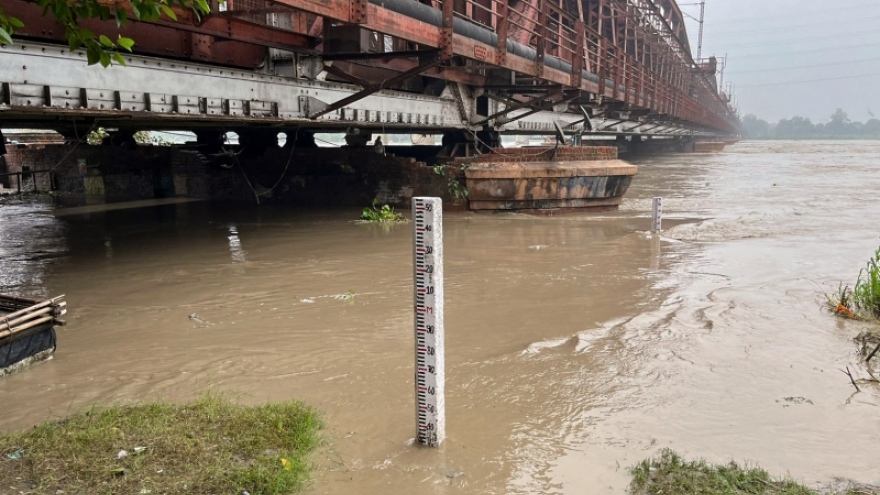 Thủ đô Ấn Độ báo động cao do mưa lũ
